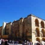 … y su ineludible mezquita.