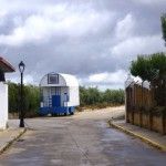 Y encuentran las primeras carretas que aguardan para la romería del Rocío.
