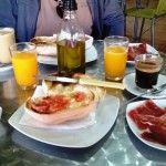 El grupo prueba todos los sabores locales. Aquí, un buen desayuno andaluz.