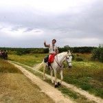 ... deciden alargar la etapa del día para evitar mojarse.