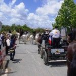 El equipo de La Calèche a punto de hacer su entrada oficial en Villamanrique.