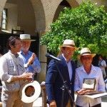 Discurso y entrega de recuerdos conmemorativos.